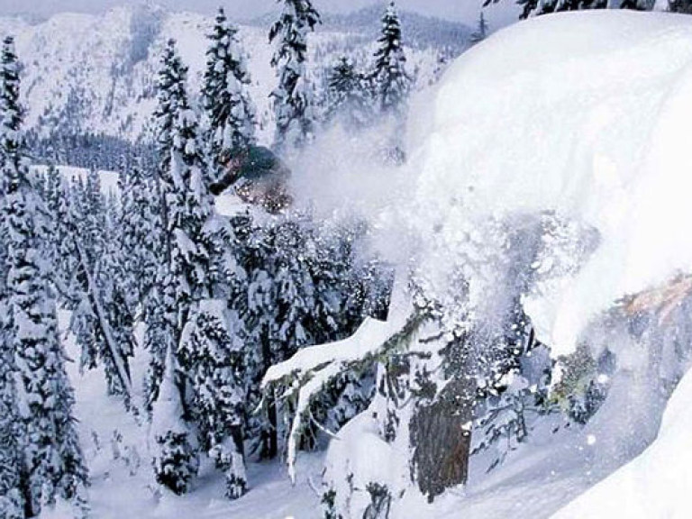 В австрийских Альпах под лавиной погибли три лыжника