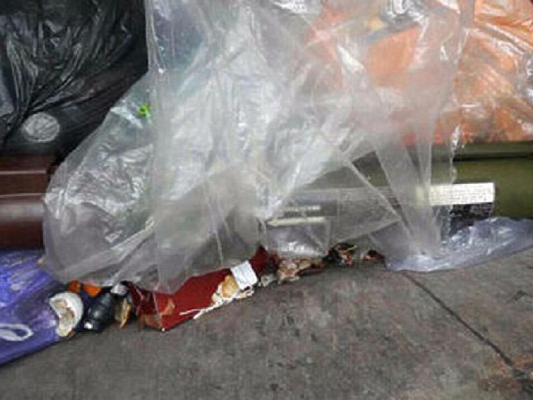 В Харькове гранатомет обнаружили в мусорнике на улице