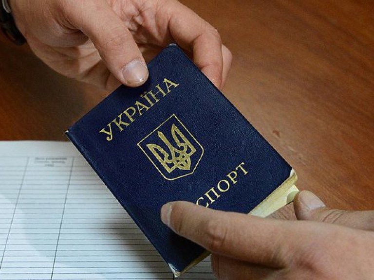 Политолог: Около миллиона украинцев уже имеет двойное гражданство, Порошенко – один из них