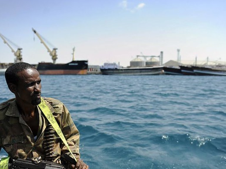 Сомалийские пираты отпустили захваченный накануне танкер без выкупа