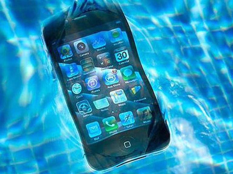 Житель Лондона погиб, когда iPhone упал в ванну