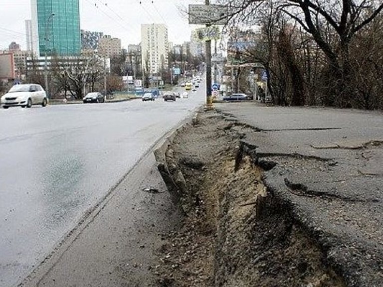 В Киеве может обрушиться еще один мост (ФОТО)