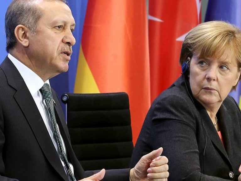 Меркель требует от Турции прекратить использование нацистских сравнений