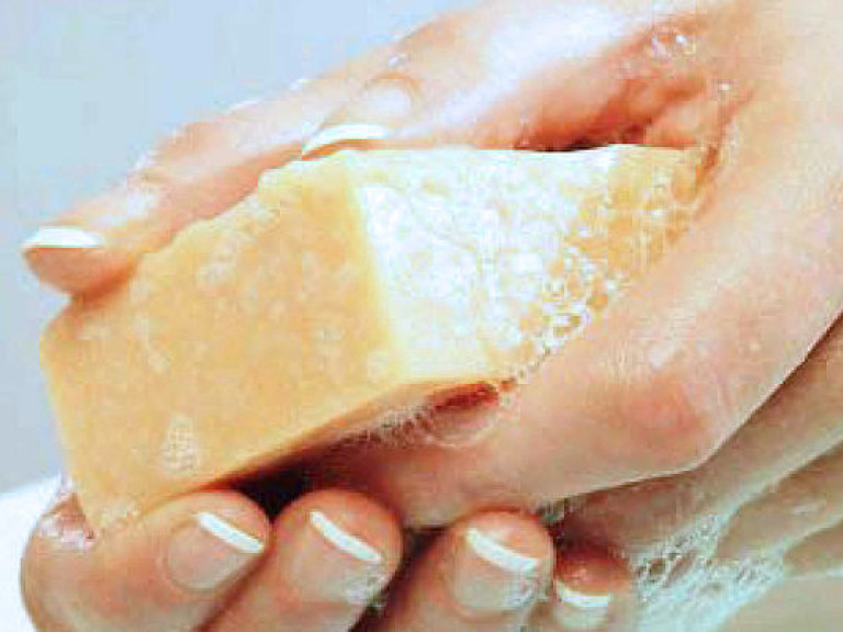 Косметолог: Умывание сушит и старит кожу, потому лучше самому приготовить мыло и следить за температурой воды