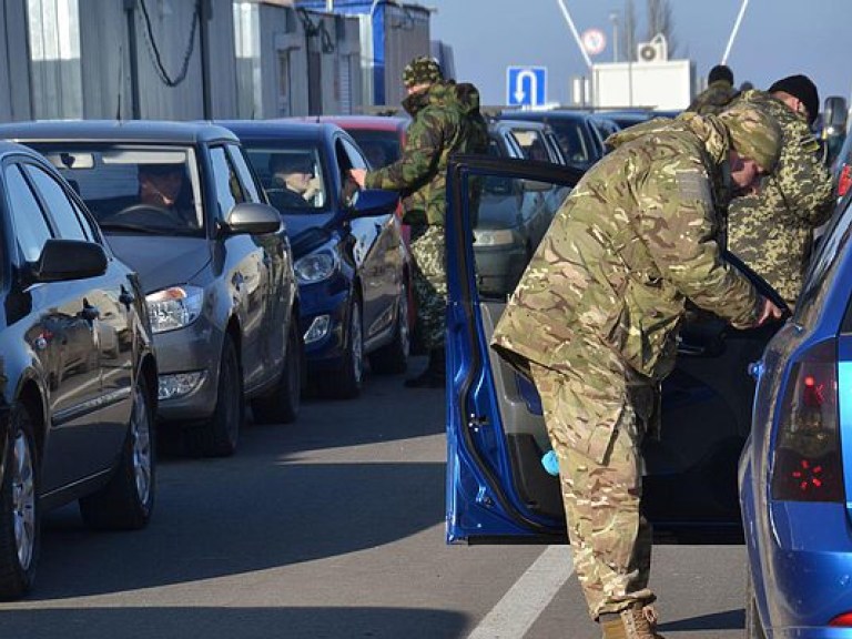 Очередь из 320 авто образовалась на КПВВ «Марьинка»