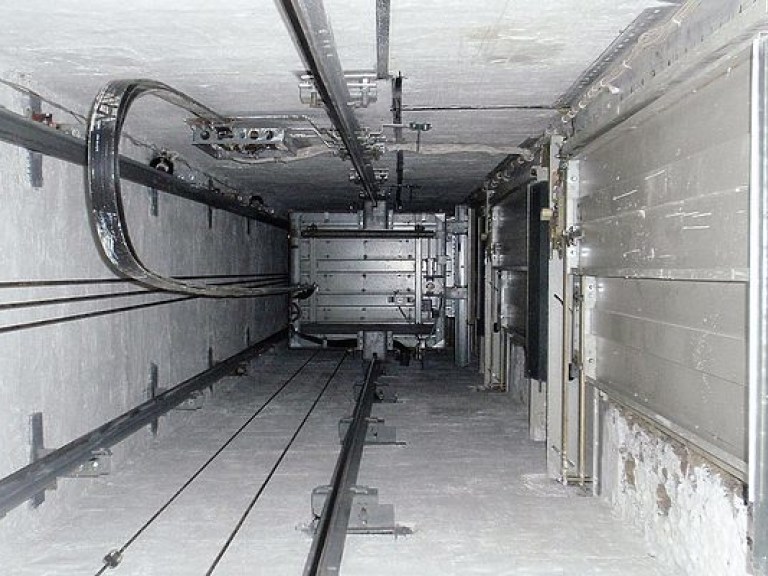 В шахте лифта недостроенного дома в Киеве обнаружили тело мужчины