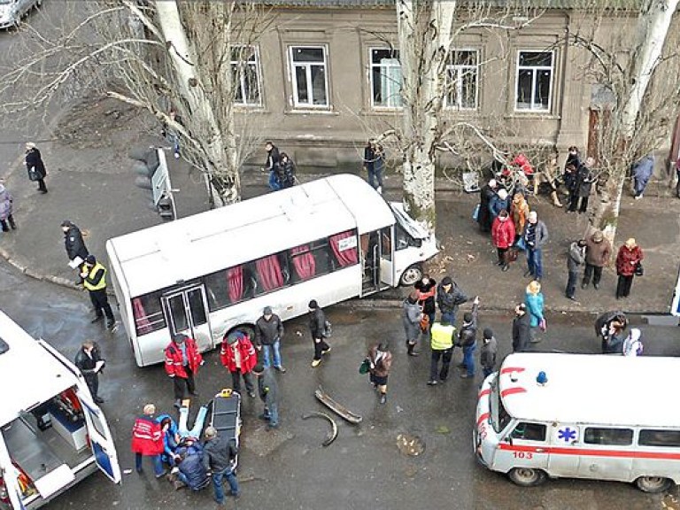 В Славянске маршрутка врезалась в дерево, пострадали десять пассажиров (ФОТО)