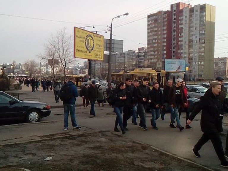 В Киеве из-за ДТП на проспекте генерала Ватутина люди вынуждены пешком добираться на работу (ФОТО)