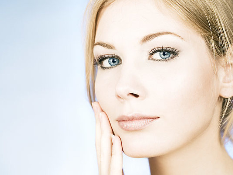 Эксперт: правильный рацион и увлажнение защитят кожу лица от увядания и появления морщин