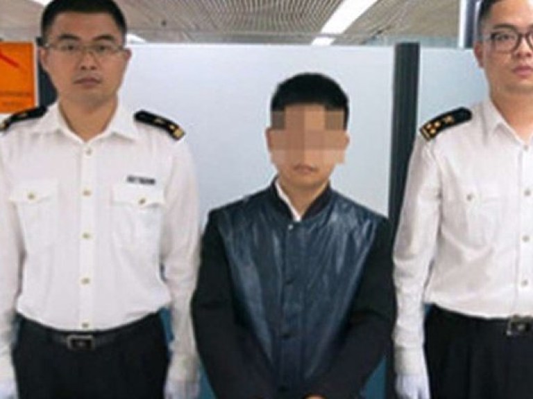 В Китае задержали контрабандиста в кроссовках, полных бриллиантов (ФОТО)