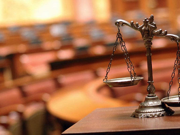 Во время рассмотрения иска КПУ суд принимает решения, противоречащие закону – адвокат
