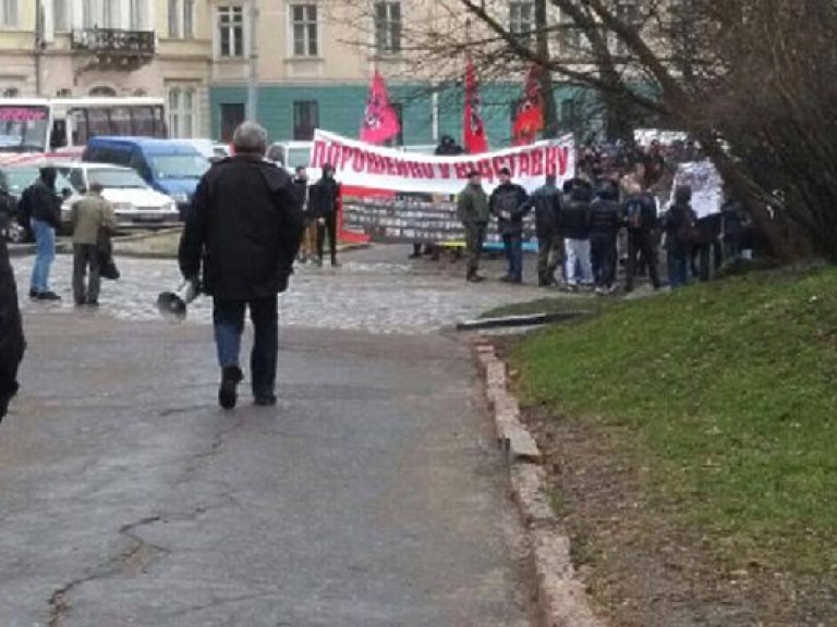 Во Львове начались массовые акции протеста с требованием импичмента Петра Порошенко (ФОТО)