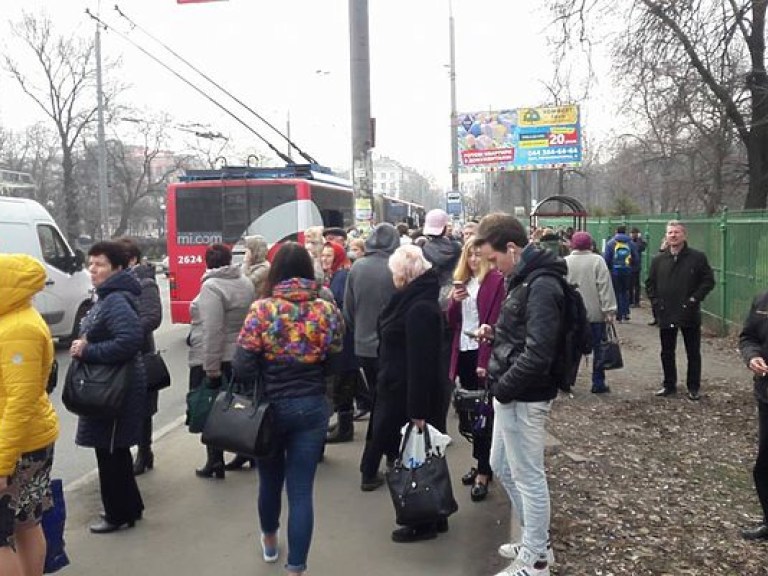 Киевский час-пик: Пассажиры разбили стекло в дверях троллейбуса (ФОТО)