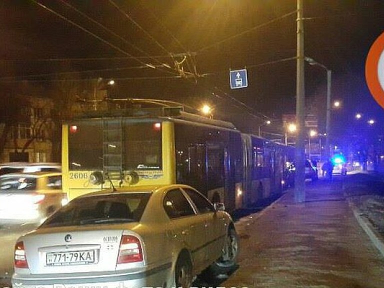 На правом берегу Киева произошло ДТП с участием трех иномарок и троллейбуса (ФОТО)