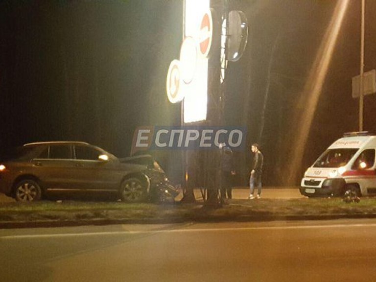 Под Киевом пьяная женщина на Mercedes врезалась в столб, в салоне авто был ребенок (ФОТО)