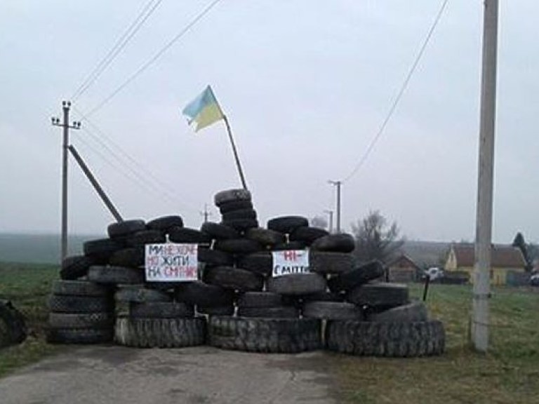 Во Львовской области из-за мусора перекрыли дорогу шинами (ФОТО)