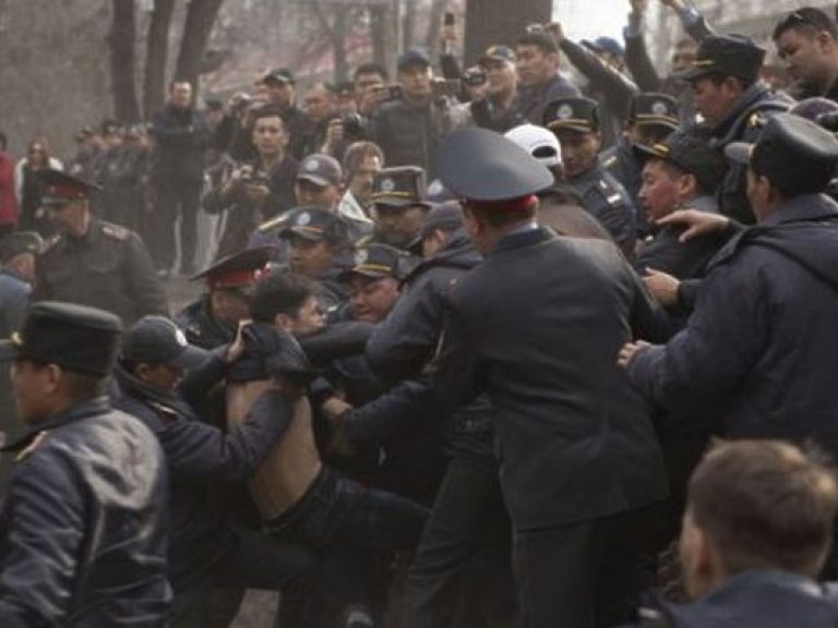 В Киргизии во время массовых протестов полиция применила светошумовые гранаты (ФОТО)