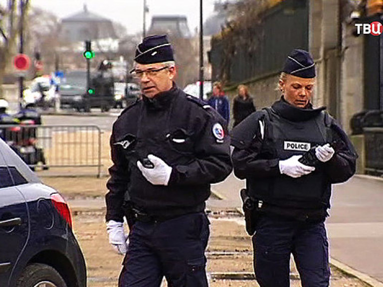 В Париже полицейский застрелил мужчину с ножницами