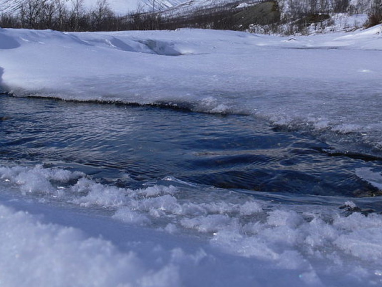 В Швеции во время военных учений вездеход ушел под лед, один солдат погиб