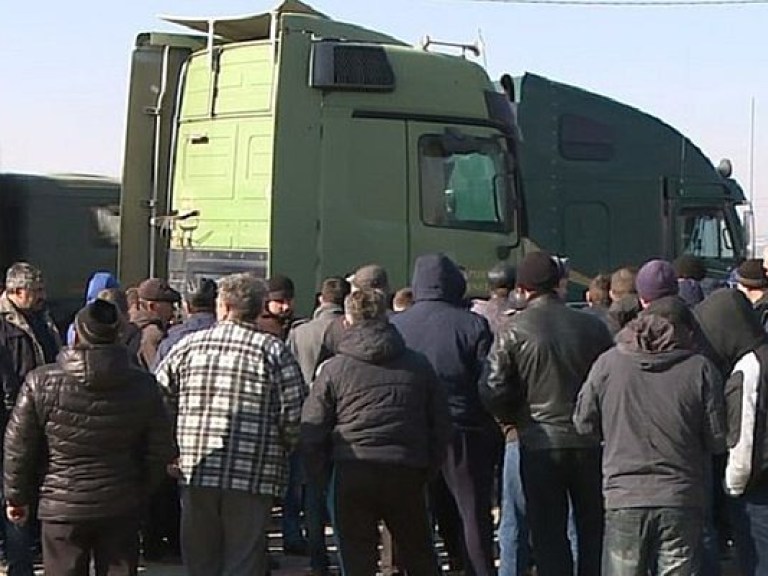В РФ дальнобойщики начали протестовать против платы за проезд по федеральным трассам (ФОТО)