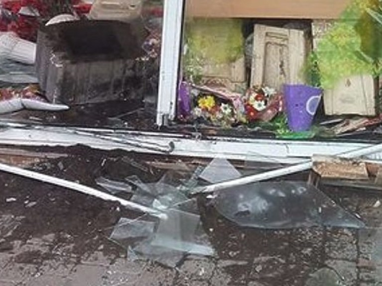В Киеве автомобиль врезался в цветочный павильон (ФОТО)