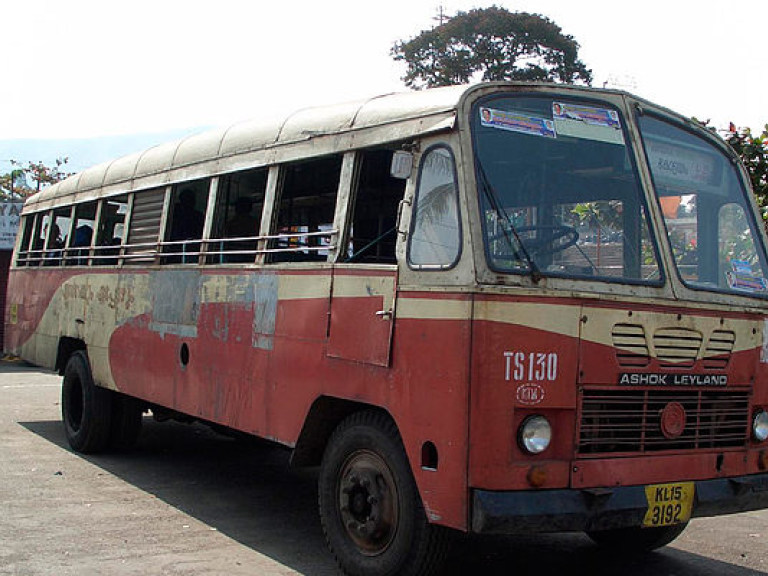 В Индии автобус с пассажирами рухнул в реку, погибли 10 человек
