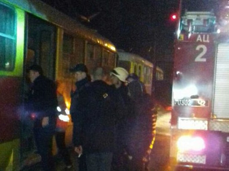 В Днепре полицейские тушили загоревшийся трамвай (ФОТО)