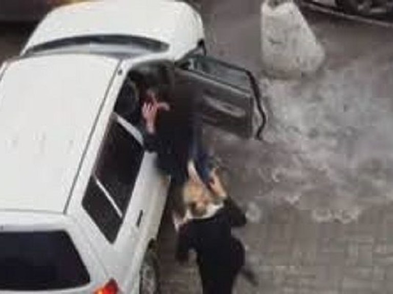 В России автоледи устроили драку за место на парковке (ВИДЕО)