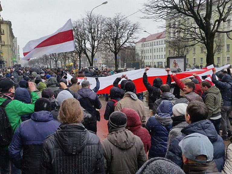 Беларусь депортирует двух задержанных на акциях протеста украинцев