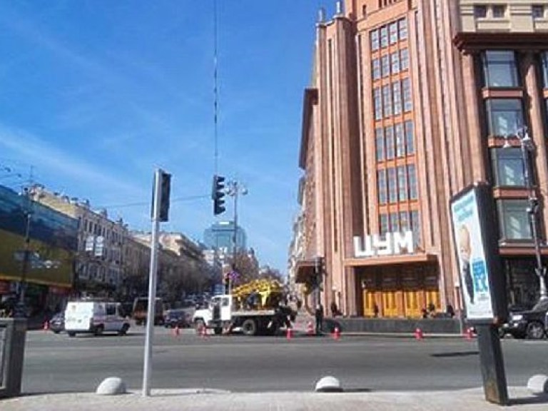 На Крещатике в Киеве устанавливают светофоры для пешеходов (ФОТО)