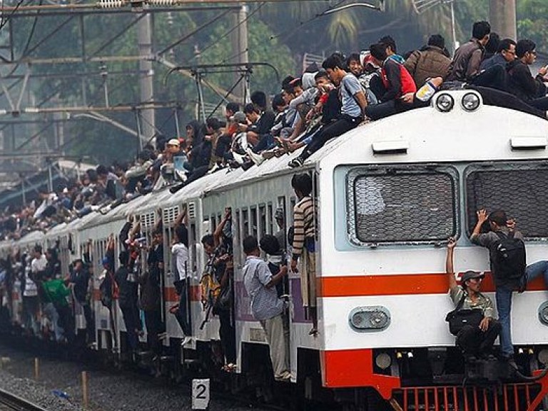В Индии в результате схождения поезда с рельсов пострадали 18 человек