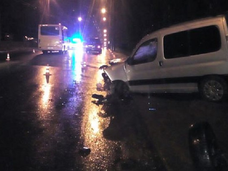 В Ровно в результате ДТП у иномарки отлетело колесо и повредило автобус (ФОТО)