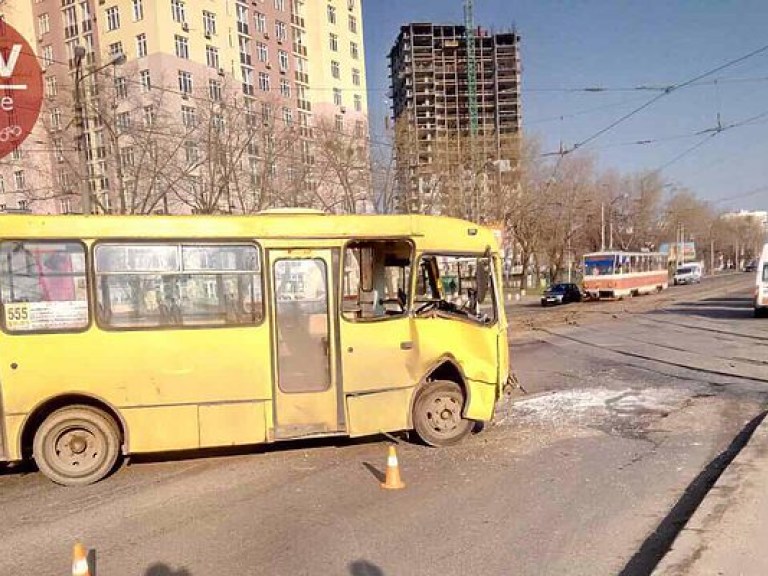 На левом берегу Киева маршрутка врезалась в трамвай (ФОТО)