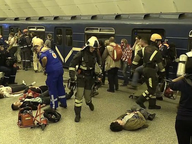 После взрыва в метро Санкт-Петербурга все станции закрыли
