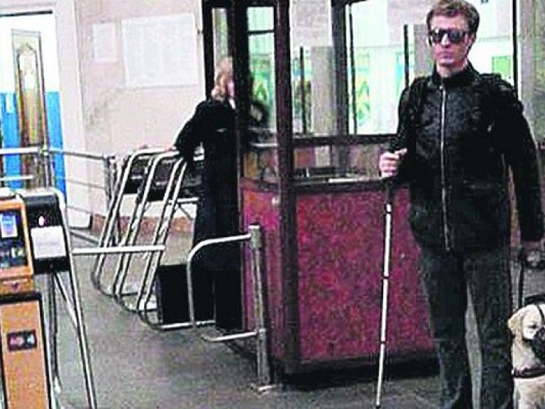 «Киевский метрополитен» проведет проверку из-за скандала с недопуском в метро инвалида с собакой