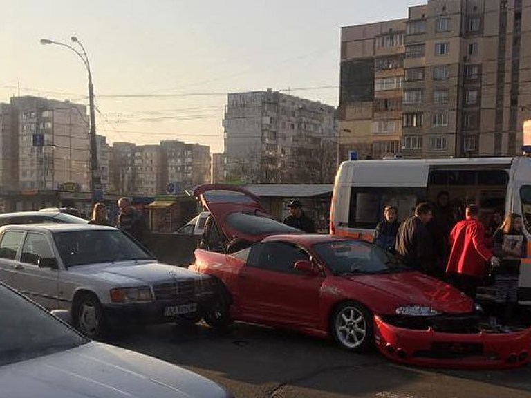 На столичном проспекте Ватутина произошло ДТП с участием трех легковушек, образовался затор (ФОТО)