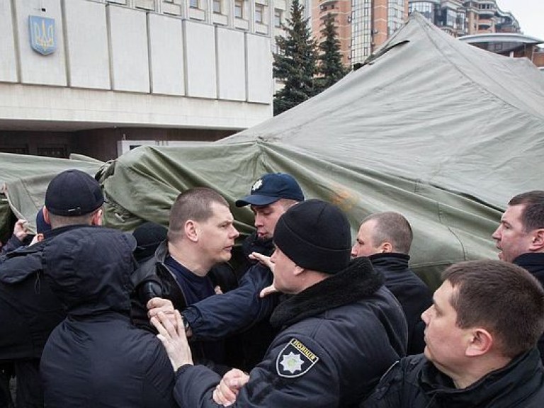 В Киеве возле обладминистрации бастующие маршрутчики подрались с полицией (ФОТО)