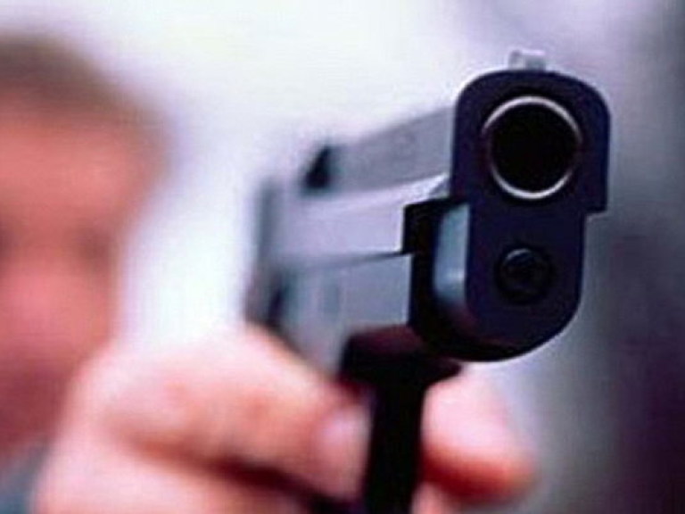 В Ровно злоумышленник угрожая пистолетом, ограбил девушку – полиция
