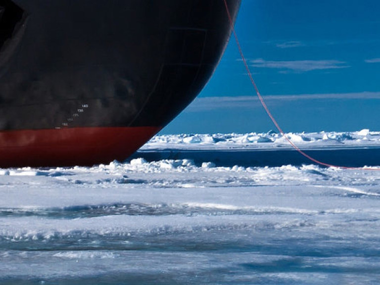 Во льдах у побережья Канады застрял паром с 209 пассажирами