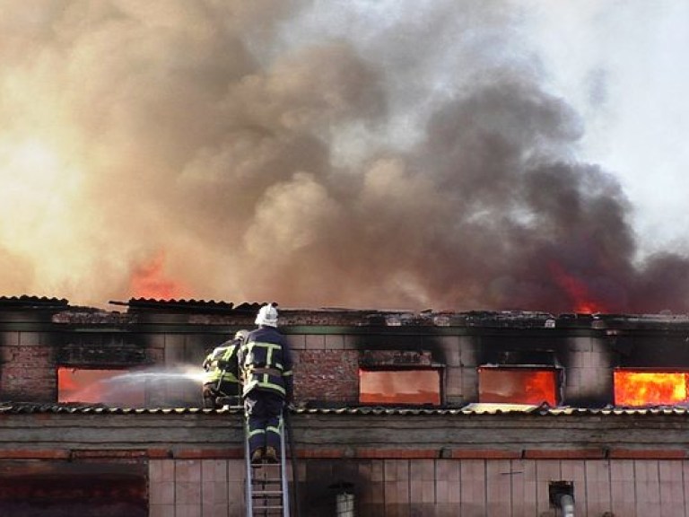 В Чернигове произошел масштабный пожар на складе: один сотрудник погиб (ФОТО)