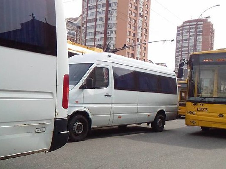 Из-за митинга водителей маршруток заблокировано движение троллейбусов на столичном бульваре Леси Украинки (ФОТО)