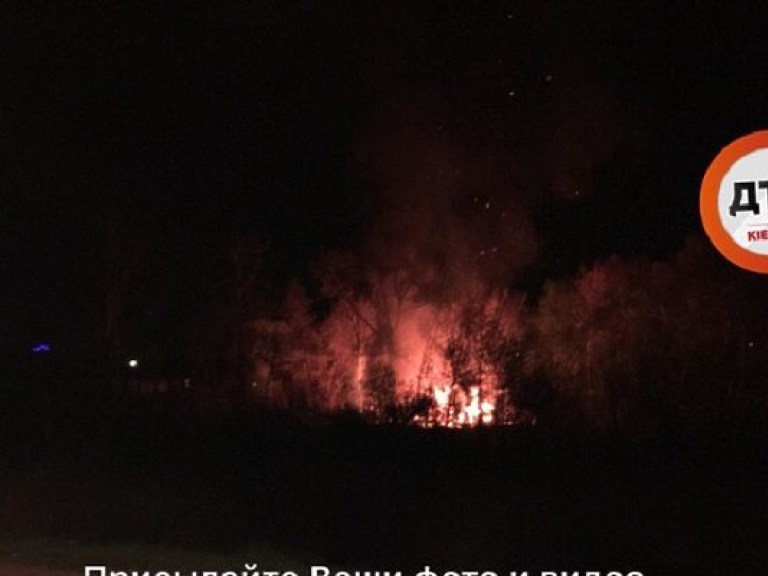 ГСЧС сообщила подробности пожара на стоянке цыган на левом берегу Киева (ФОТО)
