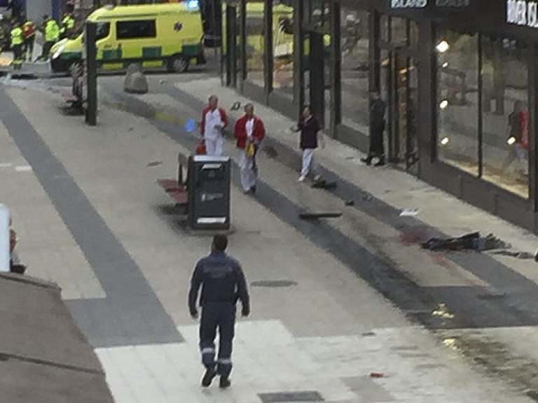 Грузовик въехал в толпу в центре Стокгольма, есть пострадавшие (ФОТО, ВИДЕО)