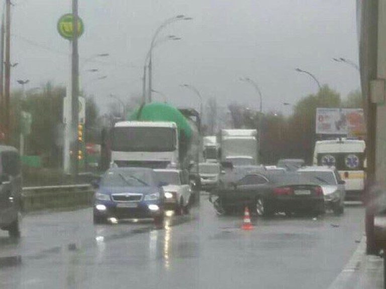 На правом берегу Киева Audi выехал на встречную полосу и столкнулся с ВАЗ (ФОТО)