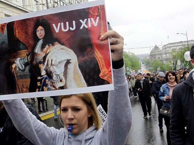 В Сербии тысячи местных жителей протестуют против победы Вучича (ФОТО)