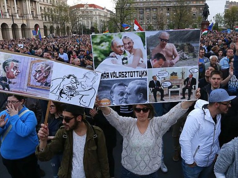 В Будапеште прошла массовая акция протеста против закрытия университета Сороса (ФОТО)