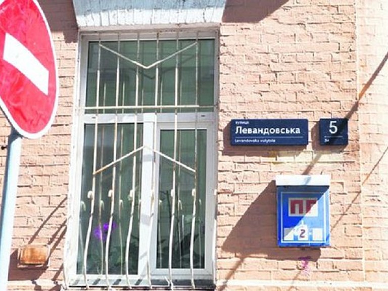 В центре Киева меняют таблички на домах (ФОТО)