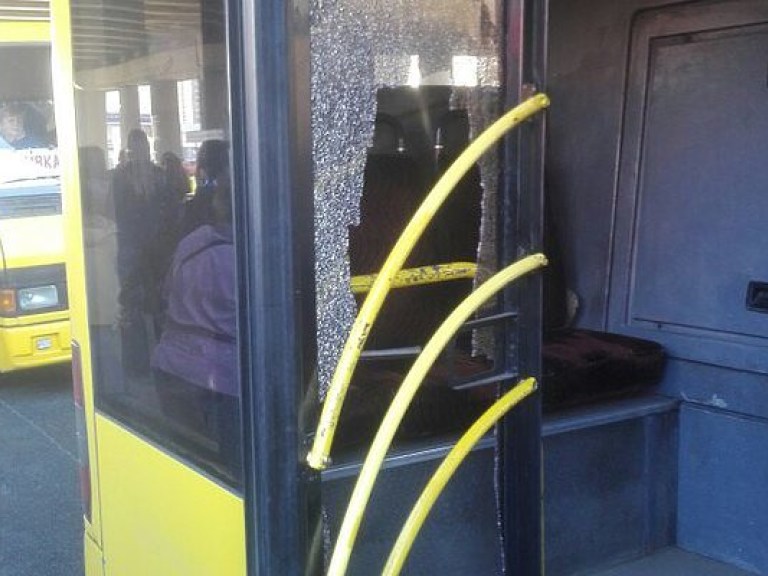 Давка в транспорте: В Киеве в автобусе выломали стекло входной двери (ФОТО)