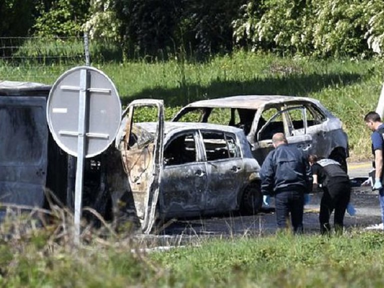 Во Франции преступники ограбили и сожгли наполненный золотом фургон (ФОТО)