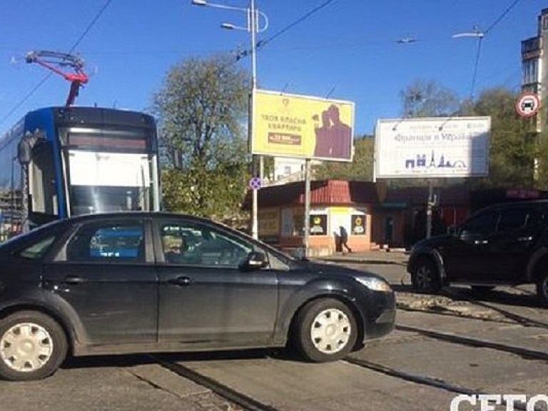 В Киеве из-за ДТП остановились скоростные трамваи в сторону центра (ФОТО)